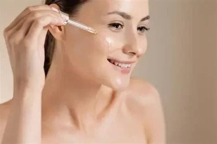 Sau tẩy tế bào chết, cần cấp ẩm để bảo vệ hàng rào da. (Ảnh: Minh họa)