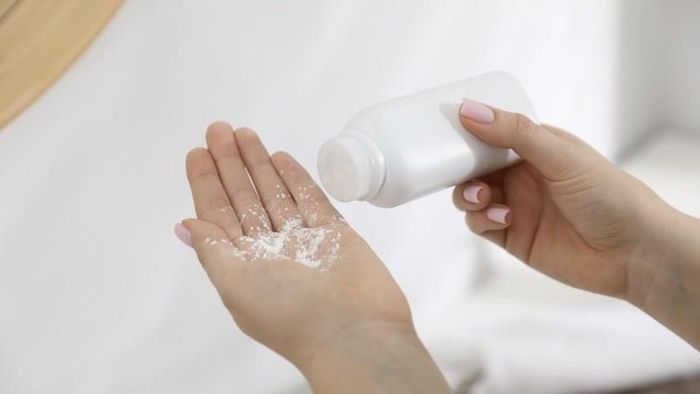 Bạn có thể dùng phấn rôm để thay cho dầu gội khô hoặc dùng phấn rôm để làm sạch vết dầu mỡ trên quần áo. Ảnh minh họa