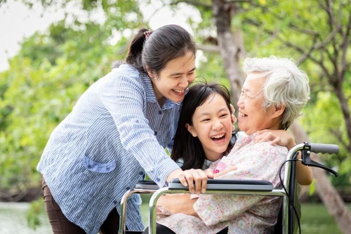 Cách ứng xử của cha mẹ khi về già có thể ảnh hưởng đến hạnh phúc của cả gia đình. Ảnh minh họa