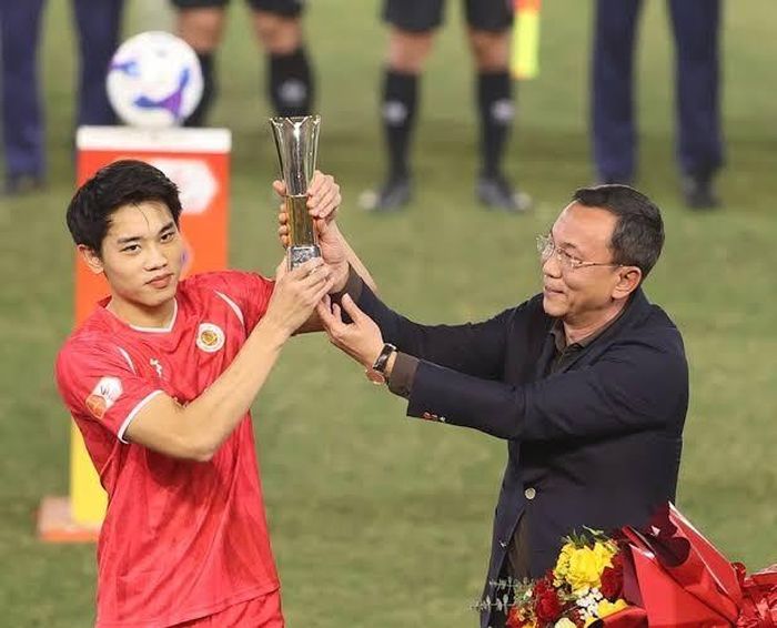 Đình Bắc nhận cúp biểu trưng “Vua phá lưới” giải U23 châu Á 2026. Ảnh: VFF.