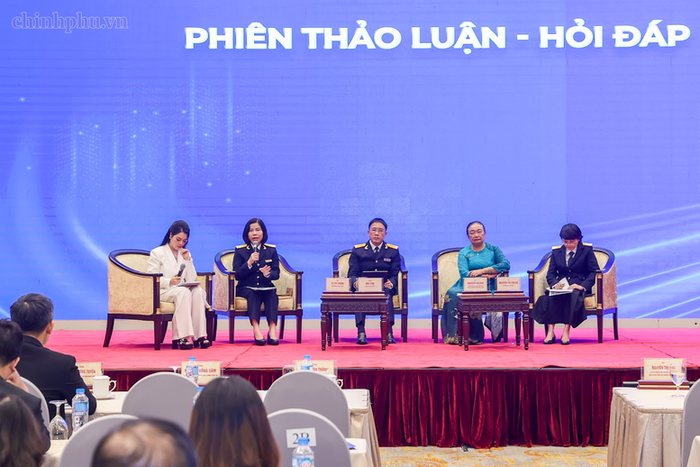 Các chuyên gia tham gia phiên hỏi đáp trực tiếp về chính sách thuế tại Hội thảo. Ảnh: VGP/Nhật Bắc