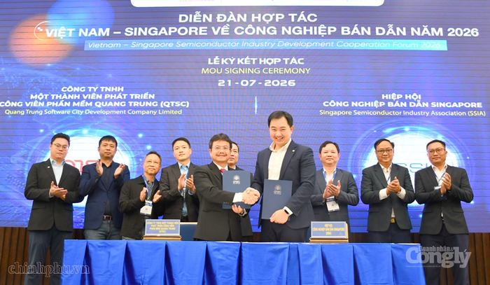 Lễ ký kết Biên bản ghi nhớ hợp tác (MOU) giữa QTSC và Hiệp hội Công nghiệp Bán dẫn Singapore (SSIA). Ảnh: VGP/LA