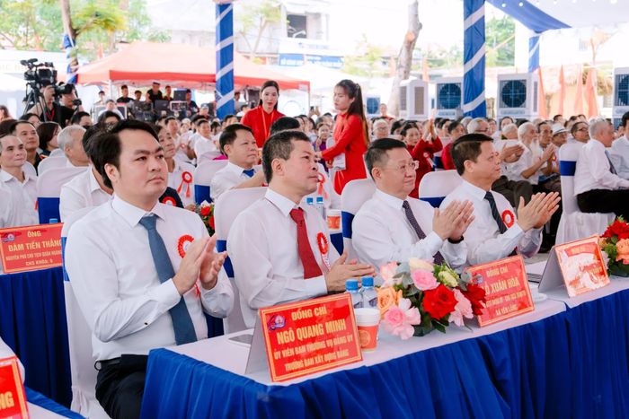  Các đồng chí Lãnh đạo thành phố và chính quyền địa phương về tham dự chương trình 