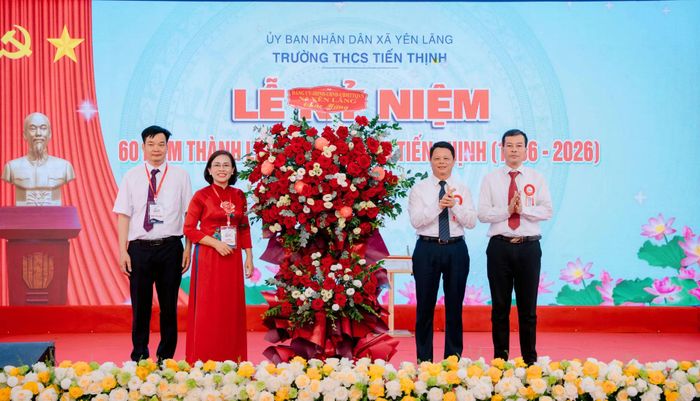  Đại diện cấp ủy, chính quyền địa phương có ông Lỗ Xuân Hòa – Phó Bí thư Thường trực Đảng ủy, Chủ tịch Ủy ban MTTQ xã Yên Lãng, ông Lê Văn Khương – Phó Bí thư Đảng ủy, Chủ tịch UBND xã Yên Lãng đến tham dự và tặng hoa chúc mừng, ghi nhận những đóng góp quan trọng của Trường THCS Tiến Thịnh đối với sự nghiệp giáo dục và phát triển quê hương. 