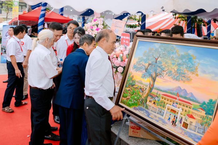  Các đại biểu, khách mời về tham dự đều lưu giữ dấu vân tay trên bức tranh vẽ về quang cảnh nhà trường để làm kỷ niệm. 