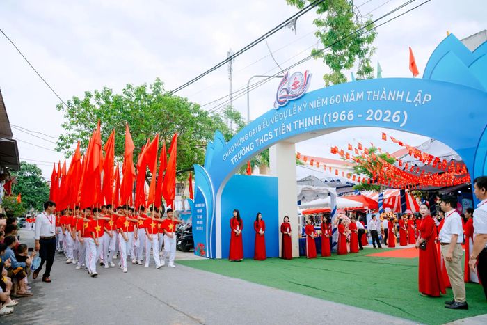  Đoàn rước hồng kỳ được 40 em học sinh đại diện cho các khối, lớp của nhà trường nâng trên tay là những lá cờ đỏ thiêng liêng, biểu tượng cho tinh thần cách mạng, ý chí bất khuất của dân tộc... 