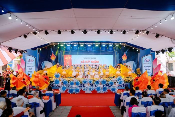  Những tiết mục nghệ thuật được dàn dựng công phu mang đến bầu không khí sôi nổi, tái hiện hành trình 60 năm và thể hiện niềm tự hào của thế hệ học sinh hôm nay. 