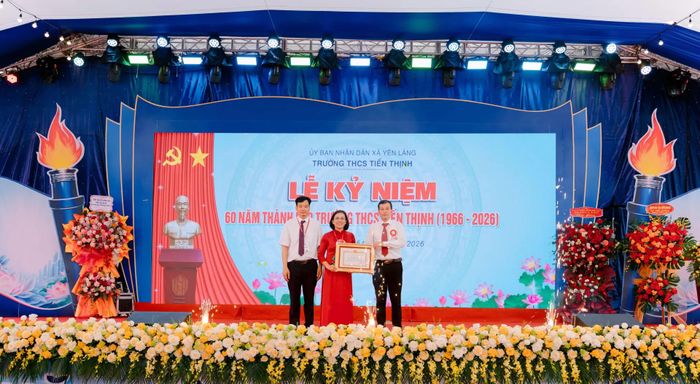  Ông Lỗ Xuân Hòa – Phó Bí thư Thường trực Đảng ủy, Chủ tịch Ủy ban MTTQ xã Yên Lãng trao tặng bằng khen của Chủ tịch UBND thành phố Hà Nội cho tập thể Lãnh đạo nhà trường - Phần thưởng xứng đáng cho những nỗ lực bền bỉ trong suốt hành trình 60 năm. 