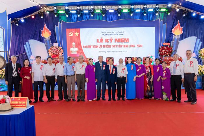  Nơi đây khoảng cách thời gian dường như không còn khi nhiều thế hệ học trò cùng trở về, ôn lại kỷ niệm dưới mái trường thân yêu đã gắn bó với tuổi thơ của mình. 