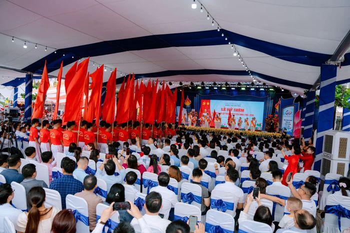  ...Đồng thời là biểu tượng cho ý chí đoàn kết, quyết tâm vượt khó, xây dựng nhà trường phát triển, vững mạnh như ngày hôm nay. 