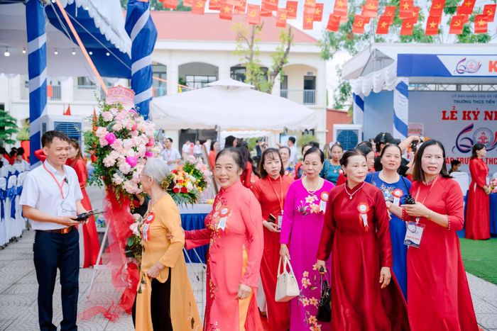  Những thầy cô hân hoan trở về trường trong ngày lễ đặc biệt 
