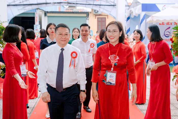  Ông Hoàng Anh Tuấn – Thành ủy viên Tp.Hà Nội, Bí thư Đảng ủy, Chủ tịch HĐND xã Tiến Thắng cũng đã đến tham dự chương trình và chia vui cùng tập thể Ban Lãnh đạo nhà trường. 