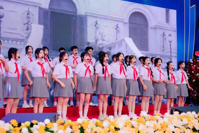  Xen kẽ là các tiết mục thể hiện niềm tự hào truyền thống hiếu học, nhớ ơn thầy cô, ghi ơn Bác Hồ Chí Minh đã được hàng trăm em học sinh của nhà trường thể hiện trong những gam màu tuổi hồng rực rỡ 