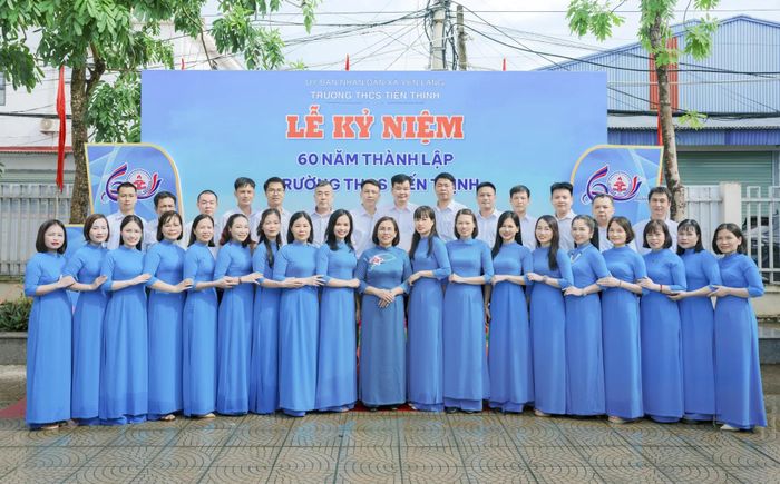  Đội ngũ cán bộ, giáo viên hôm nay tiếp tục kế thừa truyền thống, không ngừng đổi mới phương pháp giảng dạy, góp phần giữ vững vị thế của một ngôi trường giàu thành tích. Những thành tựu hôm nay là nền tảng để nhà trường tiếp tục đổi mới, nâng cao chất lượng giáo dục và đào tạo những thế hệ công dân bản lĩnh, sáng tạo trong kỷ nguyên số. 