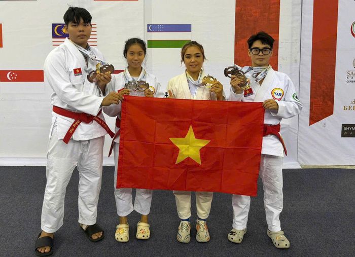 Lò Thị Phung (đứng thứ 2 từ phải qua) tại giải đấu