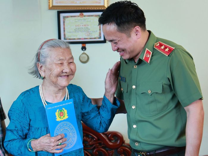 Bà mẹ Việt Nam Anh hùng Trần Thị Tư xúc động trước sự quan tâm, thăm hỏi ân cần của Trung tướng Mai Hoàng, Giám đốc Công an TPHCM và đoàn công tác 