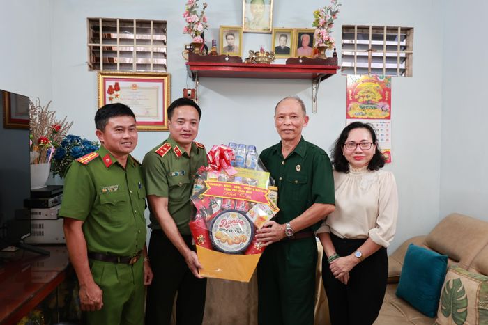 Trung tướng Mai Hoàng thay mặt Thành ủy, HĐND, UBND, Ủy ban MTTQ Việt Nam TPHCM trao tặng quà đến thương binh Nguyễn Hoài Nam 