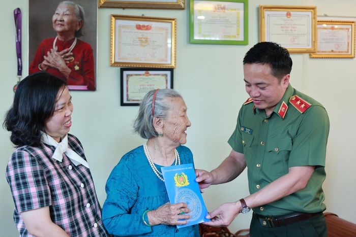 Món quà của CATP tặng Mẹ Việt Nam Anh hùng Trần Thị Tư 