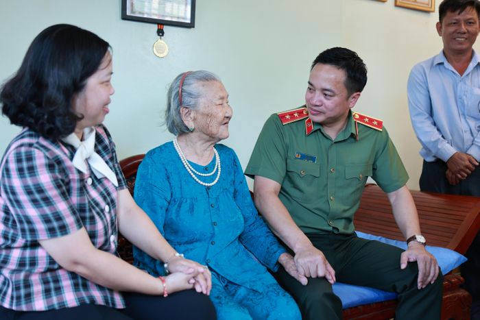 Trung tướng Mai Hoàng, GĐ CATP và bà Phạm Hoa Mai, Phó Bí thư thường trực Đảng ủy P.Hiệp Bình thăm hỏi Mẹ Việt Nam Anh hùng Trần Thị Tư