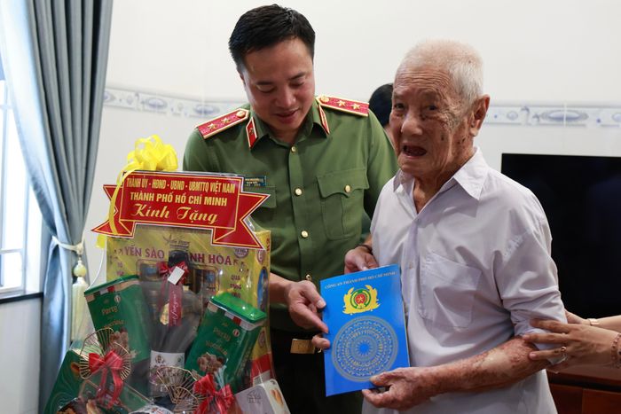 Trung tướng Mai Hoàng gửi phần quà của CATP tặng ông Nguyễn Văn Xướng 