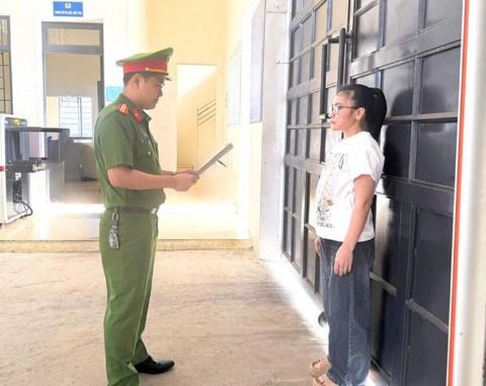 Tống đạt quyết định khởi tố đối với Võ Thị Phương Anh