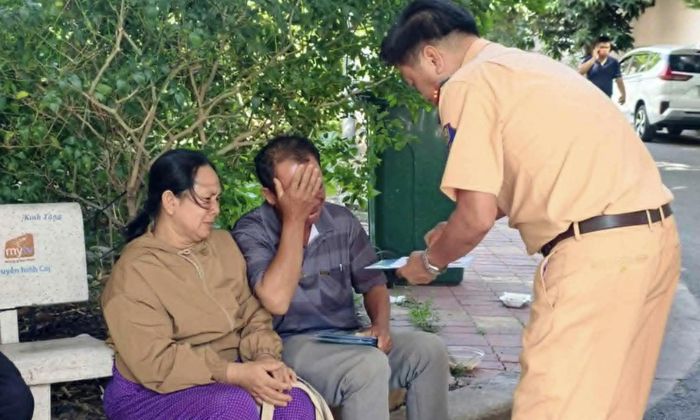 Công an giao thông Đồng Nai làm việc, chia buồn cùng người thân các nạn nhân - Ảnh: Gia đình cung cấp
