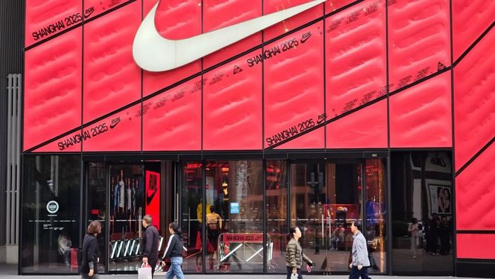 Cửa hàng flagship của Nike trên phố đi bộ đường Nam Kinh ở Thượng Hải. Ảnh: Getty.