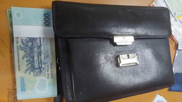 Chiếc túi có chứa số tiền mặt là 53,6 triệu đồng, 1 thẻ Bảo hiểm Y tế do hành khách bỏ quên. Ảnh: Cảng HKQT Nội Bài.