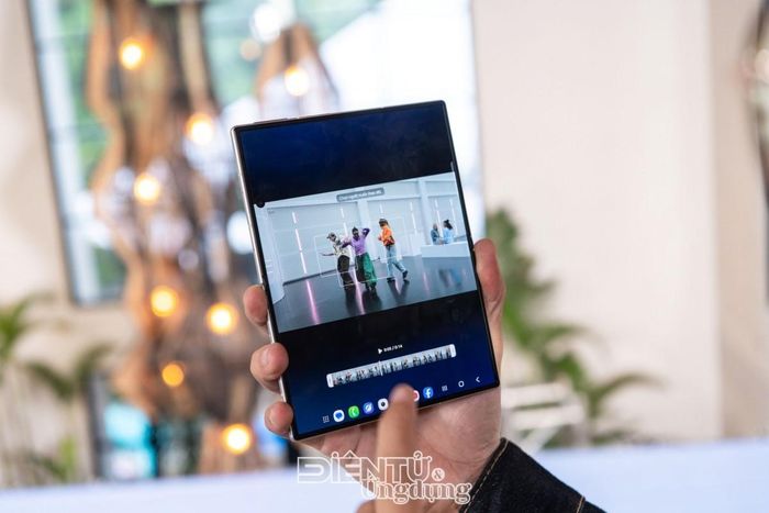 Khi xoay dọc thiết kế mới của Galaxy Z Fold8 giúp người dùng dễ dàng trải nghiệm chụp ảnh, quay video, chỉnh sửa và chia sẻ nội dung hằng ngày liền mạch hơn.