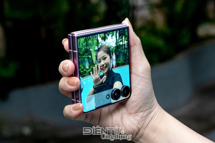 Camera 50 MP kết hợp cùng ProVisual Engine mang đến trải nghiệm selfie tiên tiến trên dòng Galaxy Z Flip