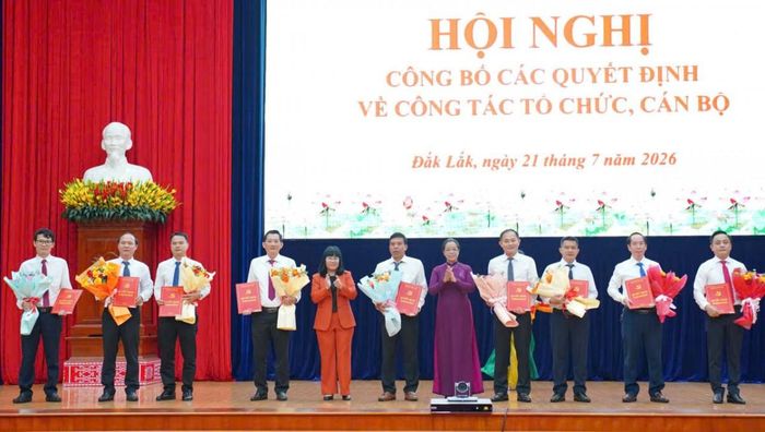  Bà Huỳnh Thị Chiến Hòa - Phó Bí thư Tỉnh ủy và bà Hồ Thị Nguyên Thảo - Ủy viên Ban Thường vụ Tỉnh ủy, Phó Chủ tịch Thường trực UBND tỉnh trao quyết định, tặng hoa chúc mừng các đại biểu được phân công nhận nhiệm vụ mới. 