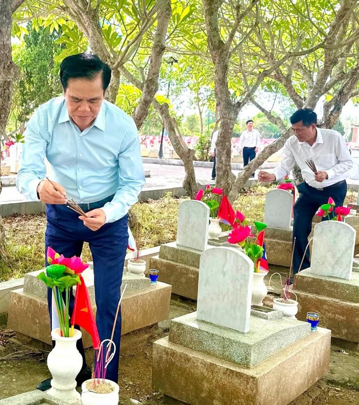 Chủ tịch UBND tỉnh Nghệ An Võ Trọng Hải thắp hương tại phần mộ các liệt sĩ. (Ảnh: THAS)