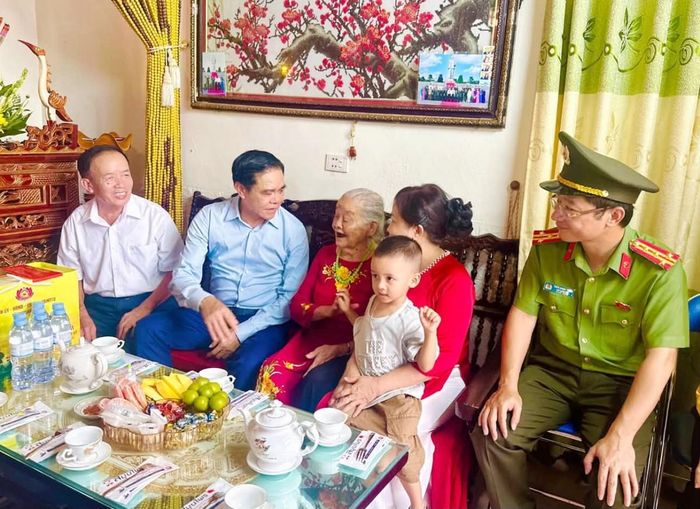 Chủ tịch UBND tỉnh Nghệ An Võ Trọng Hải cùng đoàn công tác thăm, tặng quà các gia đình chính sách trên địa bàn xã Anh Sơn. (Ảnh: THAS)