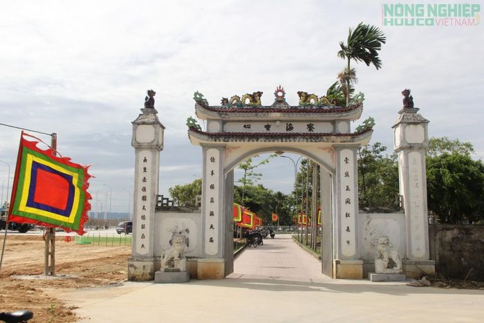 Cổng chính vào Di tích lịch sử văn hóa Quốc gia Đền thờ Sát Hải Đại Vương Hoàng Tá Thốn.