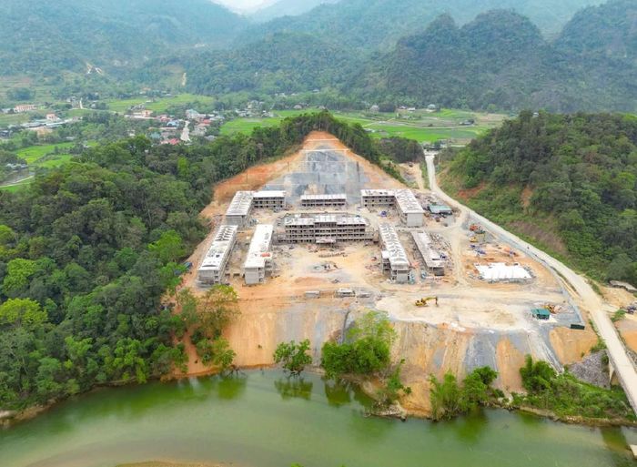  Công trình được xây dựng tại thôn Nà Thài, xã Thanh Thủy với: 31 phòng học, 15 phòng bộ môn, 1 phòng thư viện; 25 phòng công vụ, 198 phòng ở nội trú cho học sinh và giáo viên, cùng nhiều công trình phụ trợ, đáp ứng yêu cầu học tập, ăn, ở và sinh hoạt của trên 1.000 học sinh. Ảnh: TTXVN 