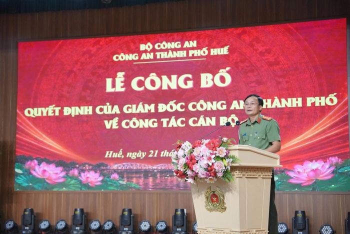 Đại tá Dương Văn Thoan phát biểu chúc mừng các đồng chí được điều động