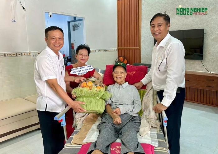  Một số hình ảnh đoàn đến thăm các gia đình gia đình người có công và thân nhân người có công 