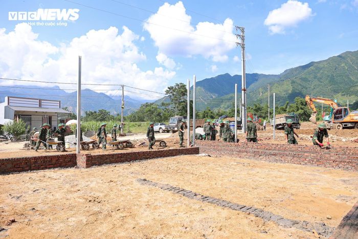 Giữa bộn bề hậu quả sau thiên tai, việc nhanh chóng ổn định nơi ở cho người dân trở thành nhiệm vụ cấp bách. Ngày 19/7, Chủ tịch UBND tỉnh Lai Châu ban hành Lệnh xây dựng công trình khẩn cấp nhằm bố trí nơi ở mới cho 24 hộ dân bị mất nhà, đồng thời giao Bộ Chỉ huy Quân sự tỉnh trực tiếp triển khai. Song song với đó, địa phương cũng xây dựng phương án hình thành khu tái định cư tập trung cho khoảng 200 hộ dân tại khu vực an toàn, lâu dài và trước mắt bố trí 16 tỷ đồng từ nguồn dự phòng ngân sách để triển khai dự án.