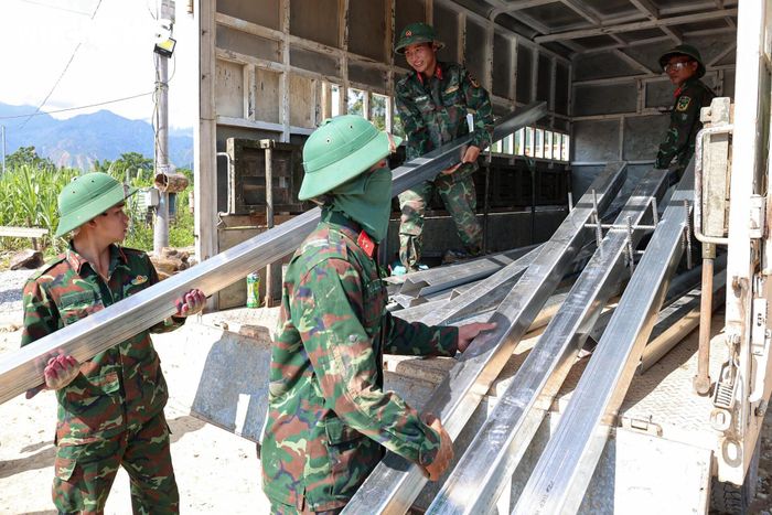 Thượng tá Nguyễn Thanh Bình, Trung đoàn trưởng Trung đoàn 880, Bộ Chỉ huy Quân sự tỉnh Lai Châu, cho biết ngay sau khi nhận nhiệm vụ, chiều 19/7 đơn vị đã điều động lực lượng xuống hiện trường, đến sáng 20/7 chính thức khởi công xây dựng khu tái định cư. Tổng lực lượng trực tiếp thi công gần 100 cán bộ, chiến sĩ, cùng khoảng 30 người đội hàn xì, lắp dựng kết cấu thép.
