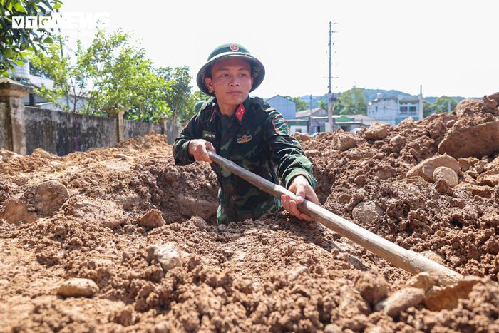Tại đây sẽ hình thành những căn nhà cấp IV cùng hệ thống hạ tầng đồng bộ gồm đường giao thông nội bộ, điện, nước, thoát nước và các công trình phụ trợ, tạo nền tảng để người dân sớm bắt đầu cuộc sống mới sau những ngày mất mát.