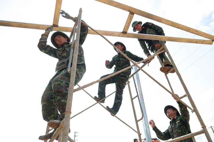 Đến chiều 21/7, dù nắng gắt kéo dài, toàn bộ công trường vẫn duy trì nhịp độ thi công cao. Theo chỉ đạo của cấp trên, mục tiêu là hoàn thành và bàn giao nhà cho người dân trước ngày Quốc khánh 2/9. Vì vậy, các lực lượng xác định làm việc cả ngày lẫn đêm, quyết tâm đưa khu tái định cư về đích trước kế hoạch để bà con sớm an cư, ổn định cuộc sống.