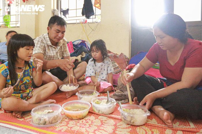Sau khi trực tiếp kiểm tra hiện trường và làm việc với lãnh đạo tỉnh Lai Châu, Phó Thủ tướng Hồ Quốc Dũng yêu cầu các bộ, ngành và địa phương tiếp tục triển khai công tác khắc phục hậu quả với tinh thần khẩn trương, quyết liệt và hiệu quả. Phó Thủ tướng giao Bộ Quốc phòng phối hợp với tỉnh xây dựng lại 24 căn nhà bị sập hoàn toàn trong thời gian 30 ngày, bảo đảm bàn giao cho người dân trước ngày 2/9. Chỉ đạo này không chỉ thể hiện quyết tâm khắc phục hậu quả thiên tai mà còn là cam kết giúp những gia đình đã mất tất cả sớm có mái ấm mới, từng bước ổn định cuộc sống và gây dựng lại tương lai trên vùng đất từng bị lũ dữ tàn phá.