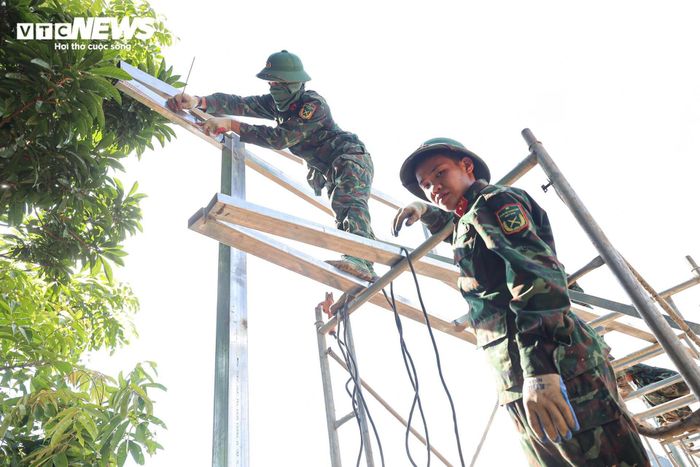 Chỉ sau một ngày triển khai, đơn vị đã hoàn thành hai móng nhà và cơ bản dựng xong phần cột. Theo Thượng tá Bình, quá trình thi công gặp không ít trở ngại khi thời tiết liên tục mưa lớn, nền đất nhão và việc vận chuyển vật liệu khó khăn. Tuy nhiên, các cán bộ, chiến sĩ vẫn thay ca làm việc xuyên đêm, không quản nắng mưa để giữ tiến độ công trình.