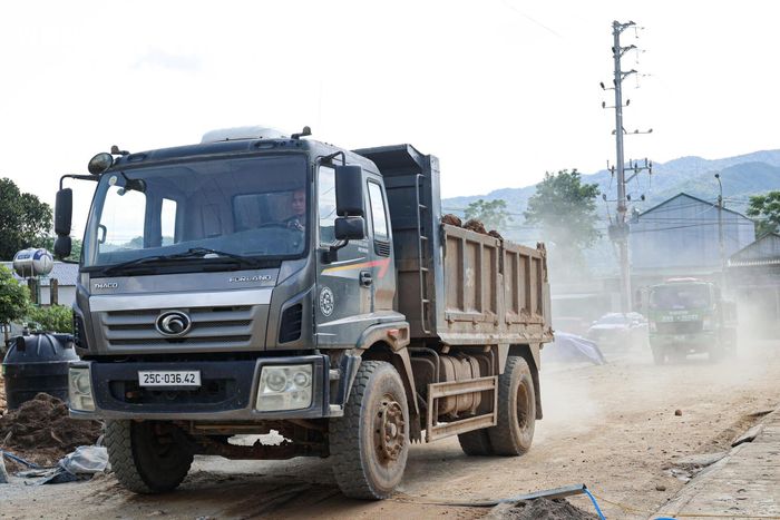 Hàng chục máy xúc, xe tải chở vật liệu cùng nhiều thiết bị cơ giới hoạt động liên tục.