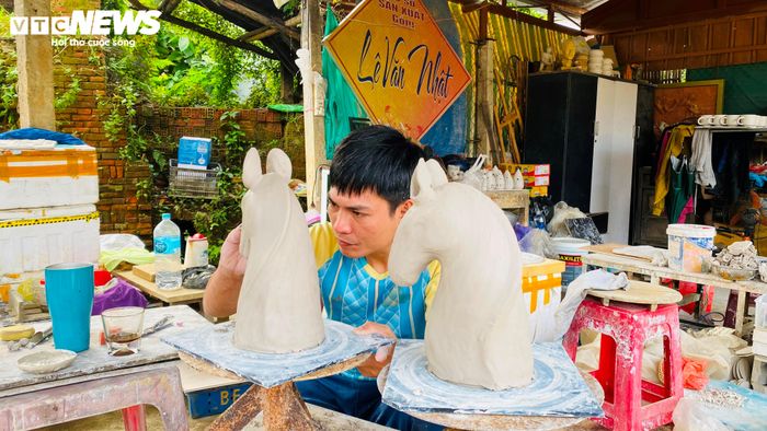 Lê Văn Nhật tỉ mẩn trau chuốt từng sản phẩm tại cơ sở của mình.