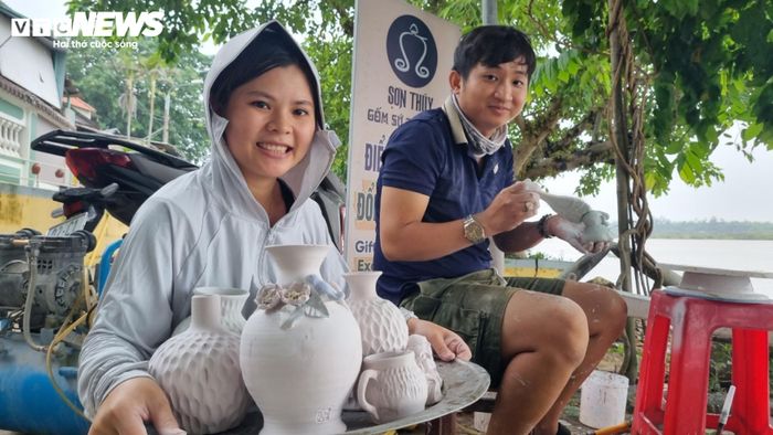 Vợ chồng Nguyễn Viết Lâm - Trần Thị Tuyết Nhung là hai trong số những thợ trẻ đã góp công vực dậy nghề gốm Thanh Hà.