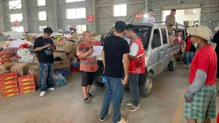 Wu làm công việc phân loại, dỡ hàng và vận chuyển vật tư tại một trung tâm phân phối.