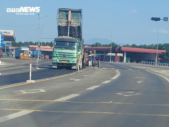 Ghi nhận của PV Báo Điện tử VTC News, hiện nay, nhà thầu đang thực hiện cào bóc và thảm lại toàn bộ đoạn đường xuất hiện hằn lún tại dự án tỉnh lộ 15 (TP Huế) đoạn nút giao quốc lộ 1A tuyến tránh Huế. 