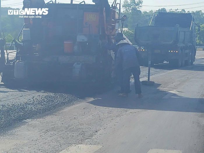 Theo lãnh đạo Ban Quản lý dự án Đầu tư xây dựng công trình giao thông TP Huế, loại nhựa có sử dụng phụ gia để thảm lại đoạn đường hằn lún có giá cao hơn so với loại nhựa thông thường (loại nhựa được phê duyệt theo dự án) khoảng 150.000 đồng/tấn... Để thảm lại thì mỗi 1m2 đường sẽ tốn khoảng 15 - 16 tấn bê tông nhựa... Chưa tính tến chi phí cào bóc số bê tông nhựa đã thảm ban đầu.