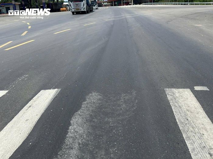 Theo Phó giám đốc Ban Quản lý dự án Đầu tư xây dựng công trình giao thông TP Huế, hiện tượng lún đường xuất hiện vào thời điểm Huế xảy ra nắng nóng đỉnh điểm. Các thông số đo được có thời điểm trên mặt đường bị lún đạt ngưỡng nhiệt độ lên đến 60 độ C. Thời điểm này trùng với thời điểm tuyến cao tốc Cam Lộ - La Sơn đi qua địa bàn đang thi công mở rộng và cấm nhìeu tuyến loại xe có trọng tải lớn. Do đó lượng xe cộ chạy qua đoạn đường tránh ngang khu vực dự án khá nhiều.